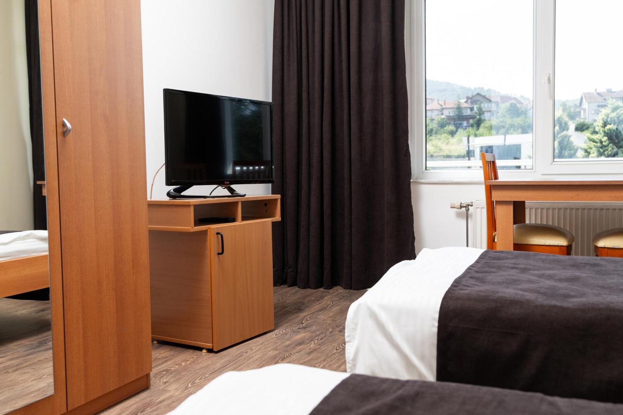 Hotel Luxor Приштина Экстерьер фото